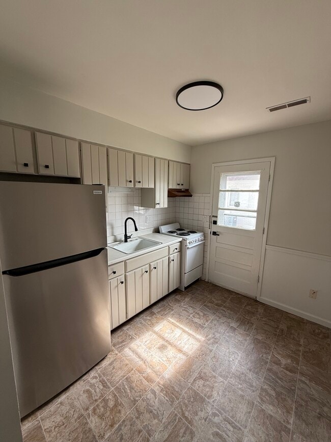 Photo - 2714 Center St Apartment