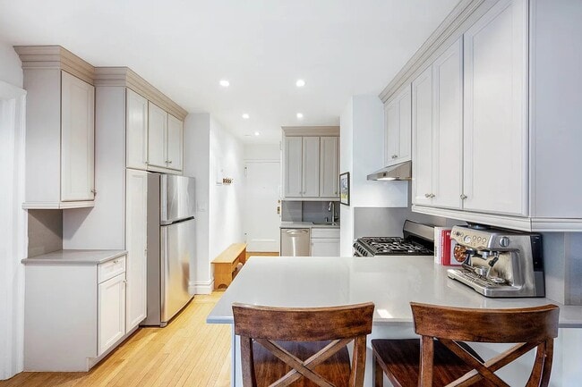 Building Photo - 157 E 72nd St