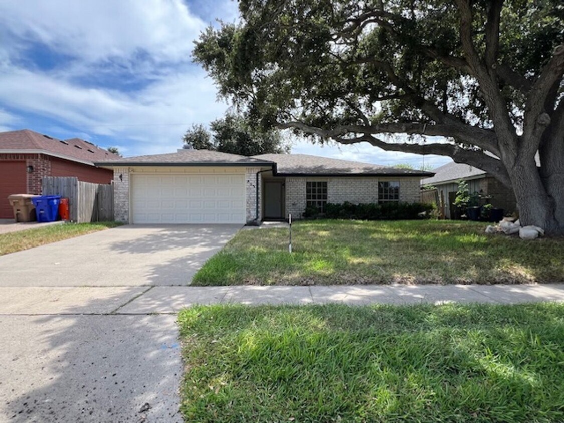 Foto principal - UPDATED HOME IN FLOUR BLUFF - OFFERING GRE...