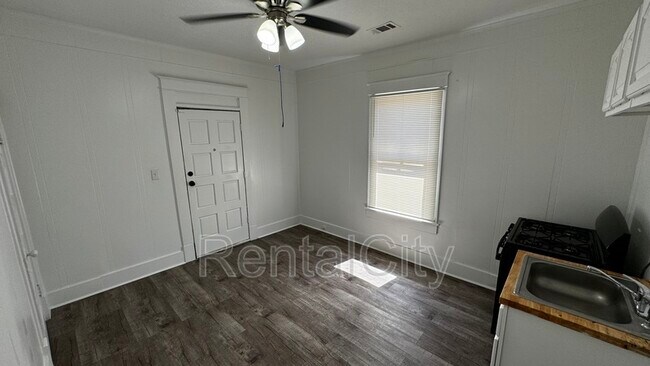Building Photo - 663 E Mallory Ave