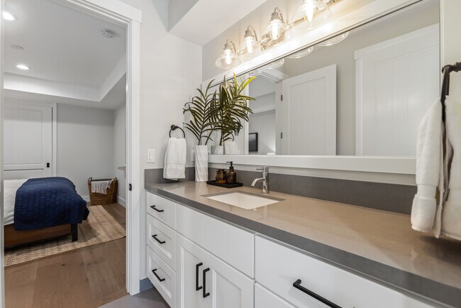 Building Photo - 204 S Helberta Ave