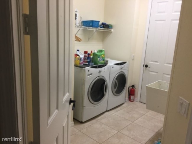 Building Photo - 3 br, 1 bath Apartment - 3878 12 Ave SE