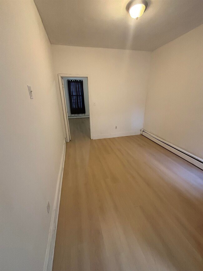 Building Photo - 406 Woodlawn Ave