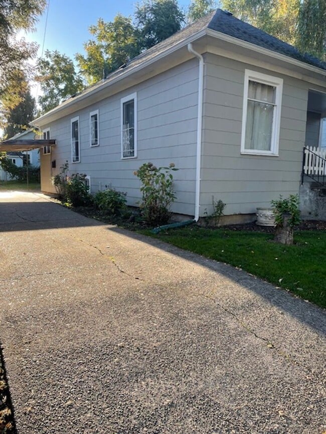 Building Photo - Charming 20's home