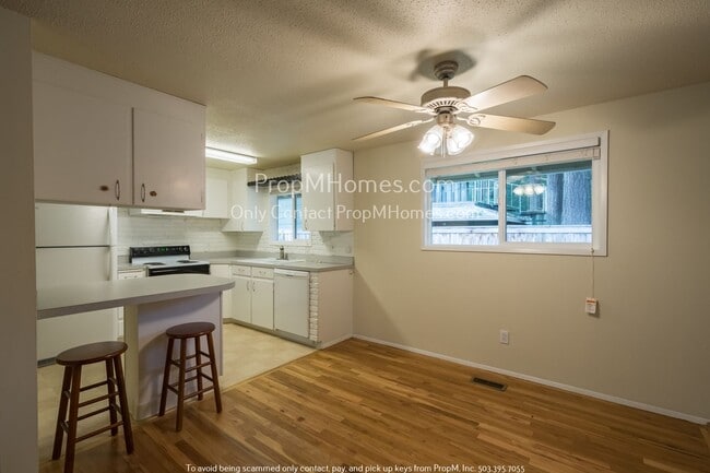 Building Photo - Classic and Cozy Lake Oswego Three Bedroom Ranch Style Home On Large Lot!