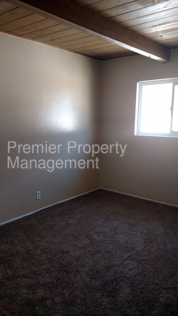 Building Photo - Sunny and bright 2BD/1BR apartment