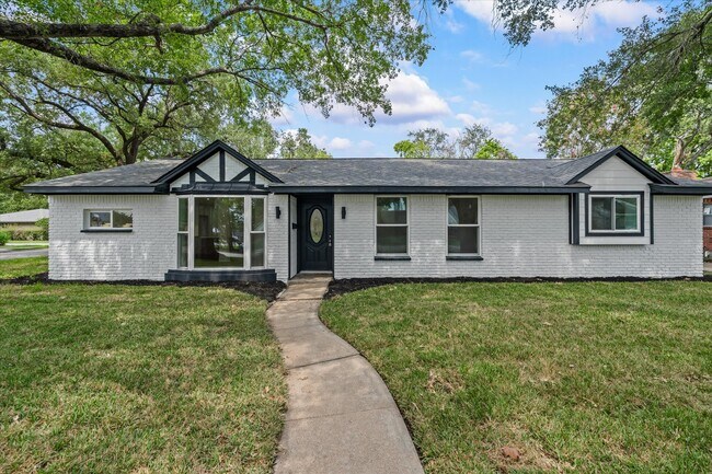 Foto del edificio - 10730 Wickersham Ln