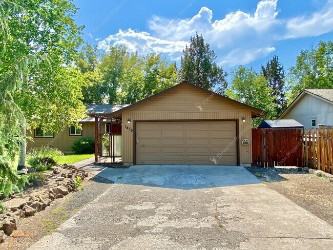 Foto del edificio - Bend Ranch-Style Home with Covered Patio &...