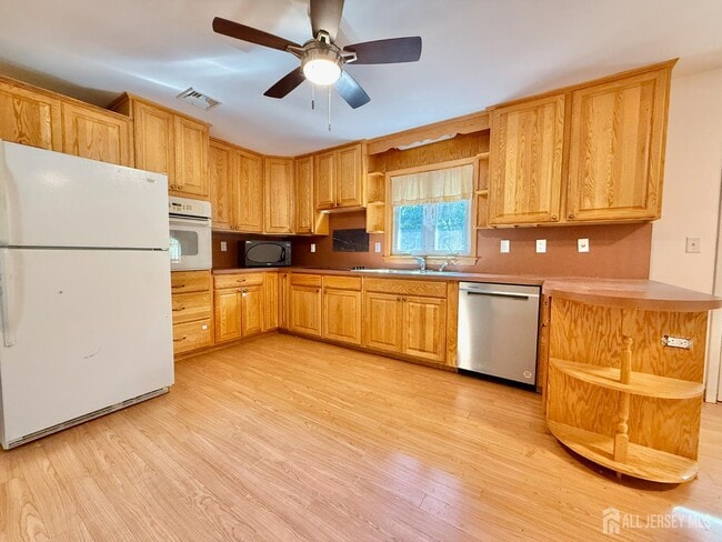 Foto del edificio - 452 Cranbury Rd