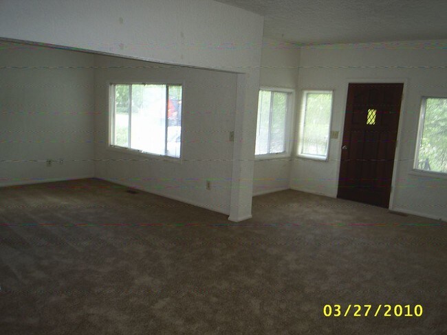 Building Photo - 1325 E Warm Springs Ave