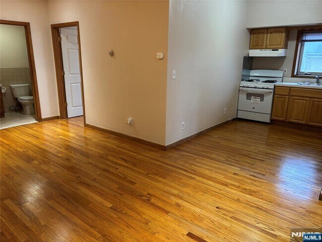 Building Photo - 121-123 Ridge Rd-3-3
