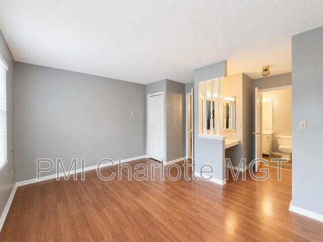 Building Photo - 654 Lex Dr