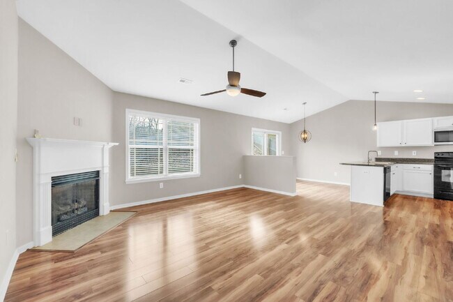 Foto del edificio - Elegant 3BR/2BA Home in Chartwell Estates with Fireplace & Fenced Yard $1800/mo rent