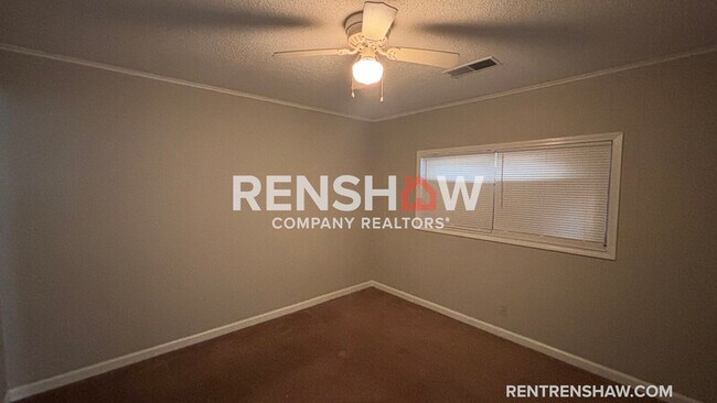 Foto del edificio - 449 Burlington Cir