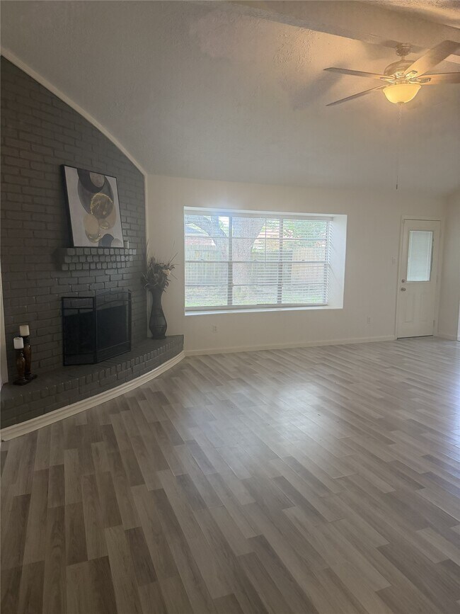 Foto del edificio - 1211 Twining Oaks Ln