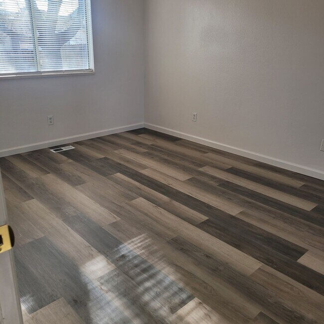 Foto del edificio - 2 Bed, 1 Bath Condo W/Detached 1 Car Garage & Fenced Yard!!!