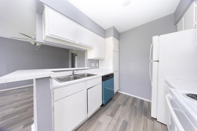 Building Photo - 13480 S Thorntree Dr