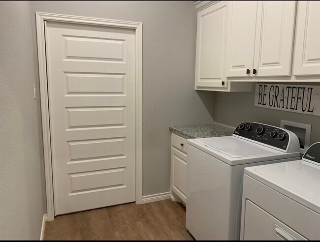 Foto del edificio - Gorgeous 4 bedroom 2 bathroom Available Now!