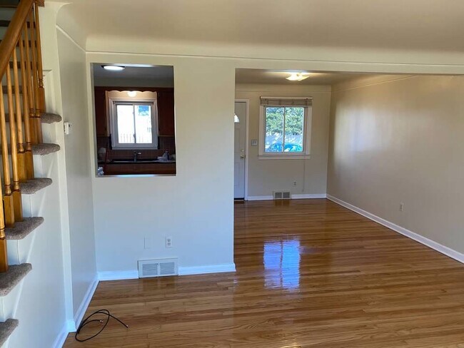 Building Photo - 2065 E Maple Rd