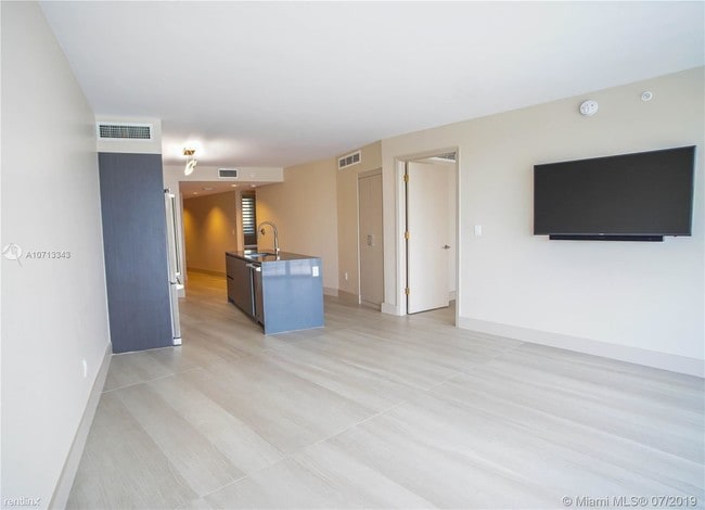 Building Photo - 9821 E Bay Harbor Dr