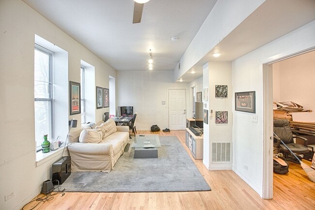 Foto del edificio - Wicker Park Large Sunny 3 Bed. In-Unit Laundry, FREE Fast Internet. Central Heat & A/C, Hardwood ...