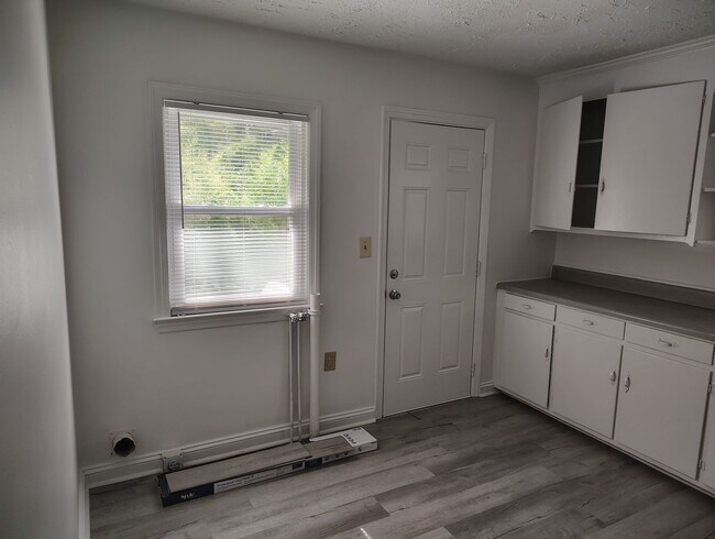 Building Photo - 804 Poplar Dr