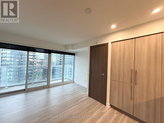 Building Photo - 19 Bathurst St