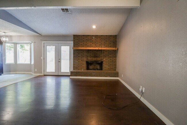 Building Photo - 3 BED 2 BATH! Schedule a tour today!