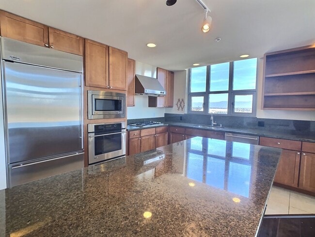 Building Photo - Fantastic 2 Bed/2Bath Penthouse with Panor...