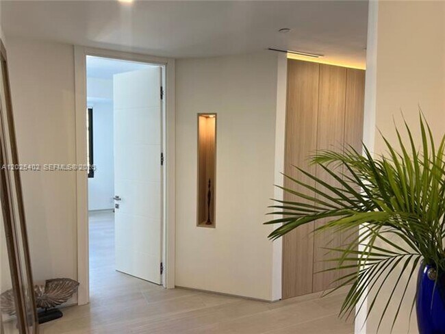 Foto del edificio - 201 Crandon Blvd