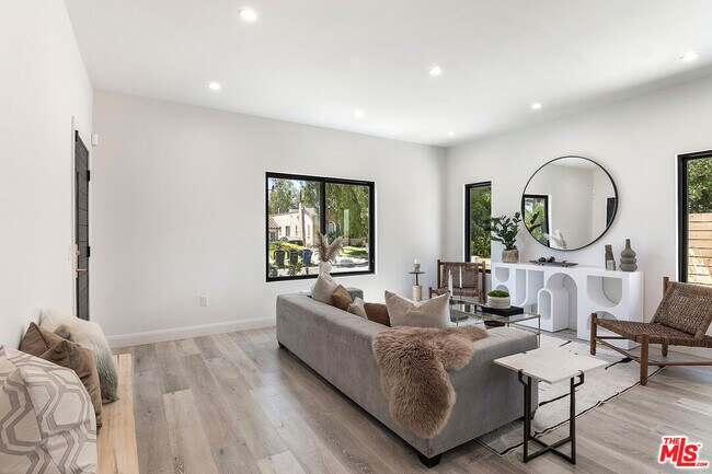Foto del edificio - 624 N Gardner St