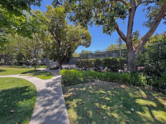 Building Photo - 542 N Orange Grove Blvd