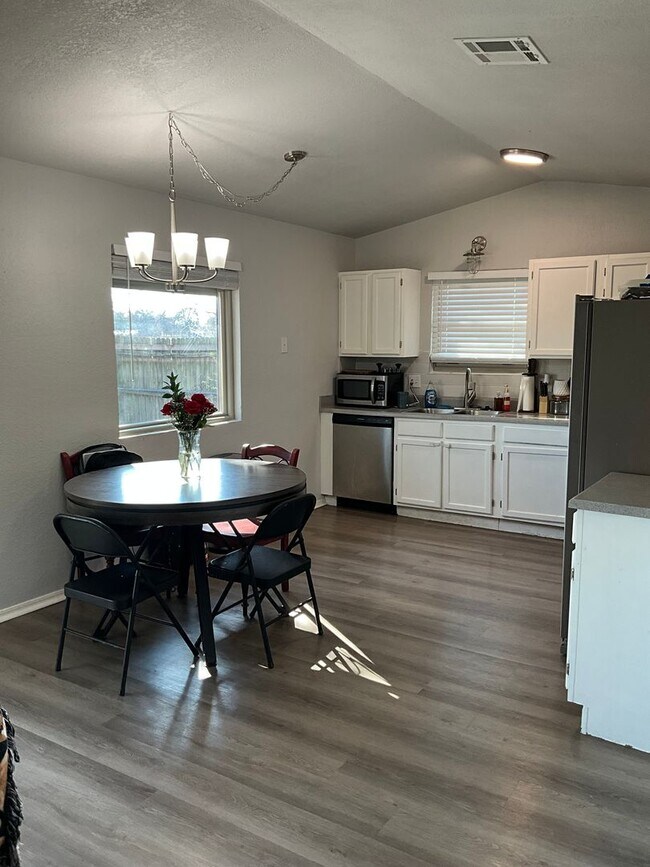 Building Photo - Renovated 3 Bedroom/ 1.5 Bath in Great Neiborhood