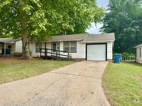 Building Photo - 1008 Locust Dr