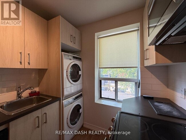 Building Photo - 2471 Dundas St W