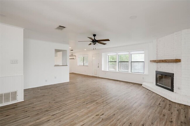 Foto del edificio - 6705 Lancret Hill Dr