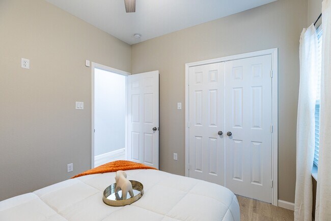 Foto del edificio - 4661 Clover St