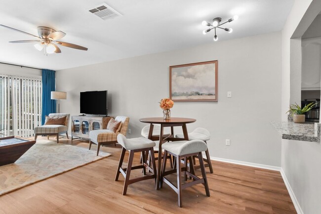 Foto del edificio - 3923 Old Oaks Dr