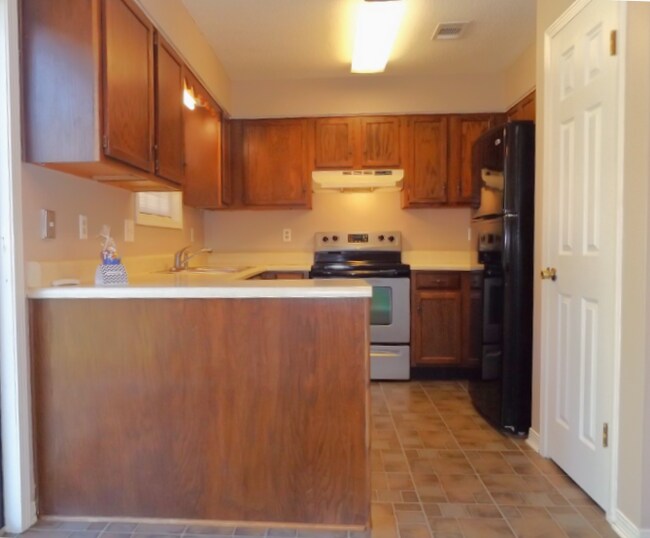 Foto del edificio - -Bed, 1.5-Bath Duplex in Bellview with Garage, Indoor Laundry, and Private Fenced Backyard