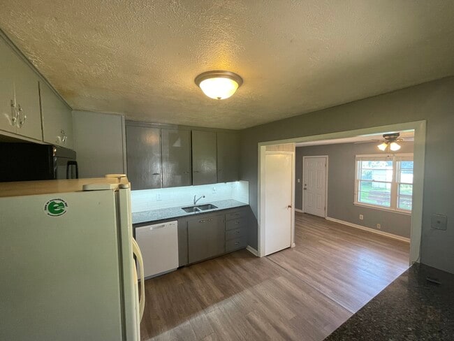 Photo - 403 E 2nd St House