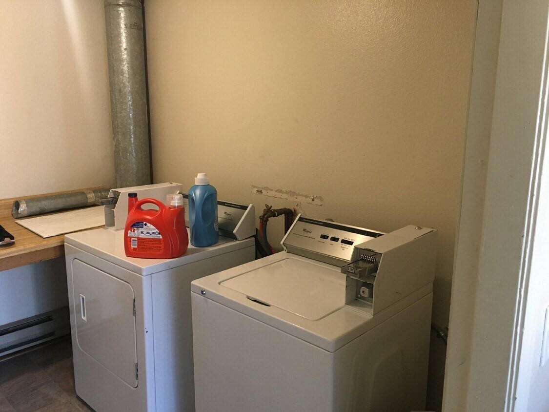 Foto principal - Very Clean 2-Bedroom Second-Floor Apartment