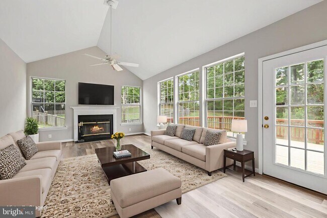 Foto del edificio - 18865 Crossroads Ct