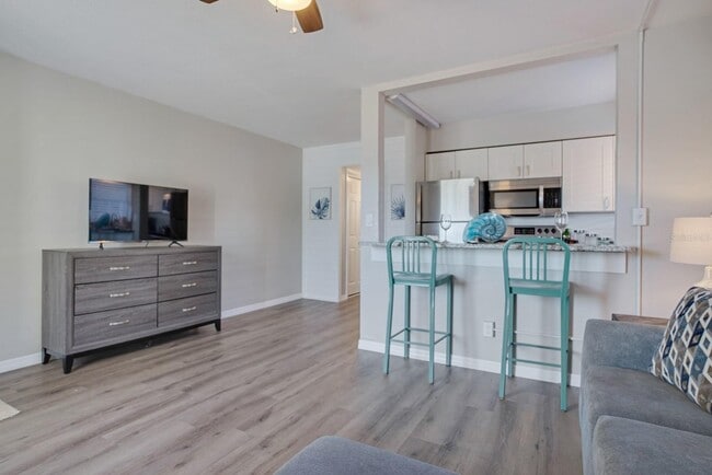 TV - 11430 3rd St E