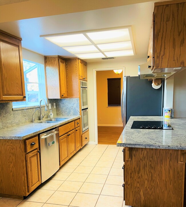 kitchen - 1000 Northridge Dr