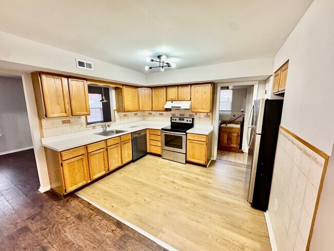Foto del edificio - Spacious 3-Bedroom, 2.5-Bath Home for Rent...