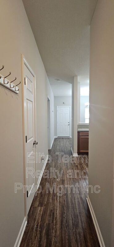 Building Photo - 2715 Meadow Knoll Dr