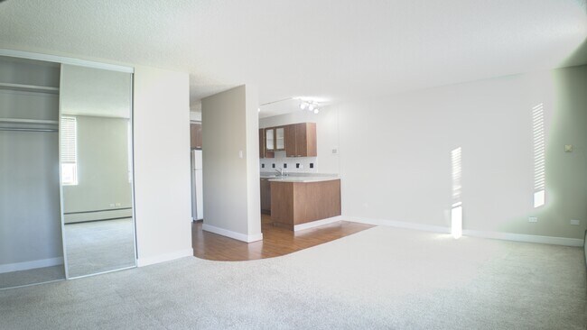 Photo du bâtiment - 11147 Whyte Ave NW