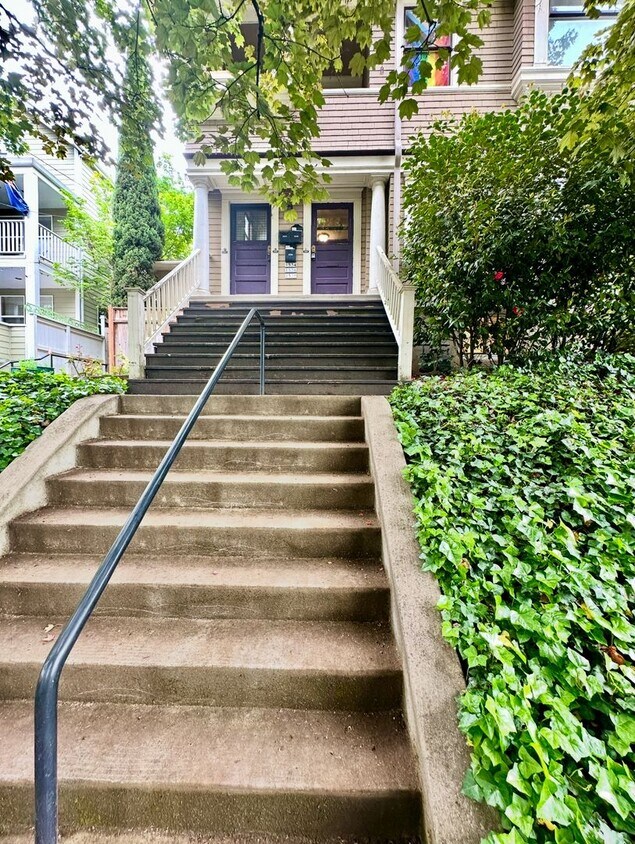 Foto principal - Gorgeous 1 Bedroom 1 Bath Top Floor Unit i...