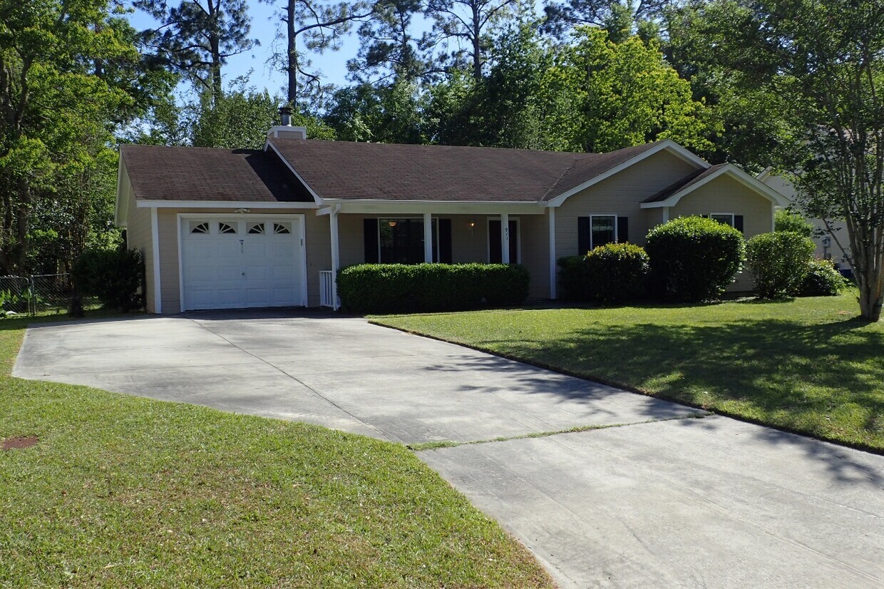 Primary Photo - 911 Pine Cone Cir