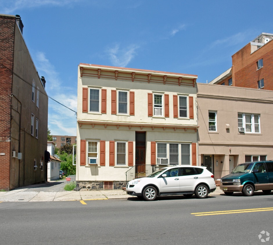 Primary Photo - 625 Palisade Ave